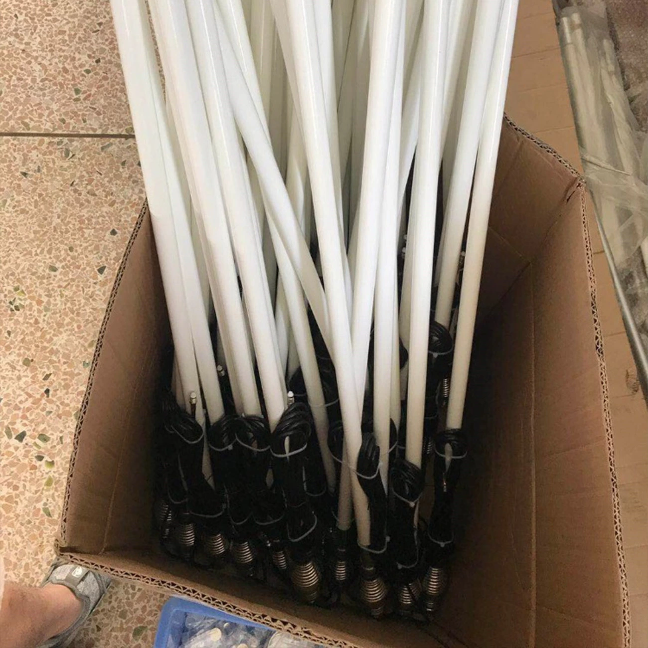 698-2700MHz 4G Heavy Duty Antenna for Off-Road Mobile Car Radio with 50 Ohm Impedance Spring Fiberglass Whip