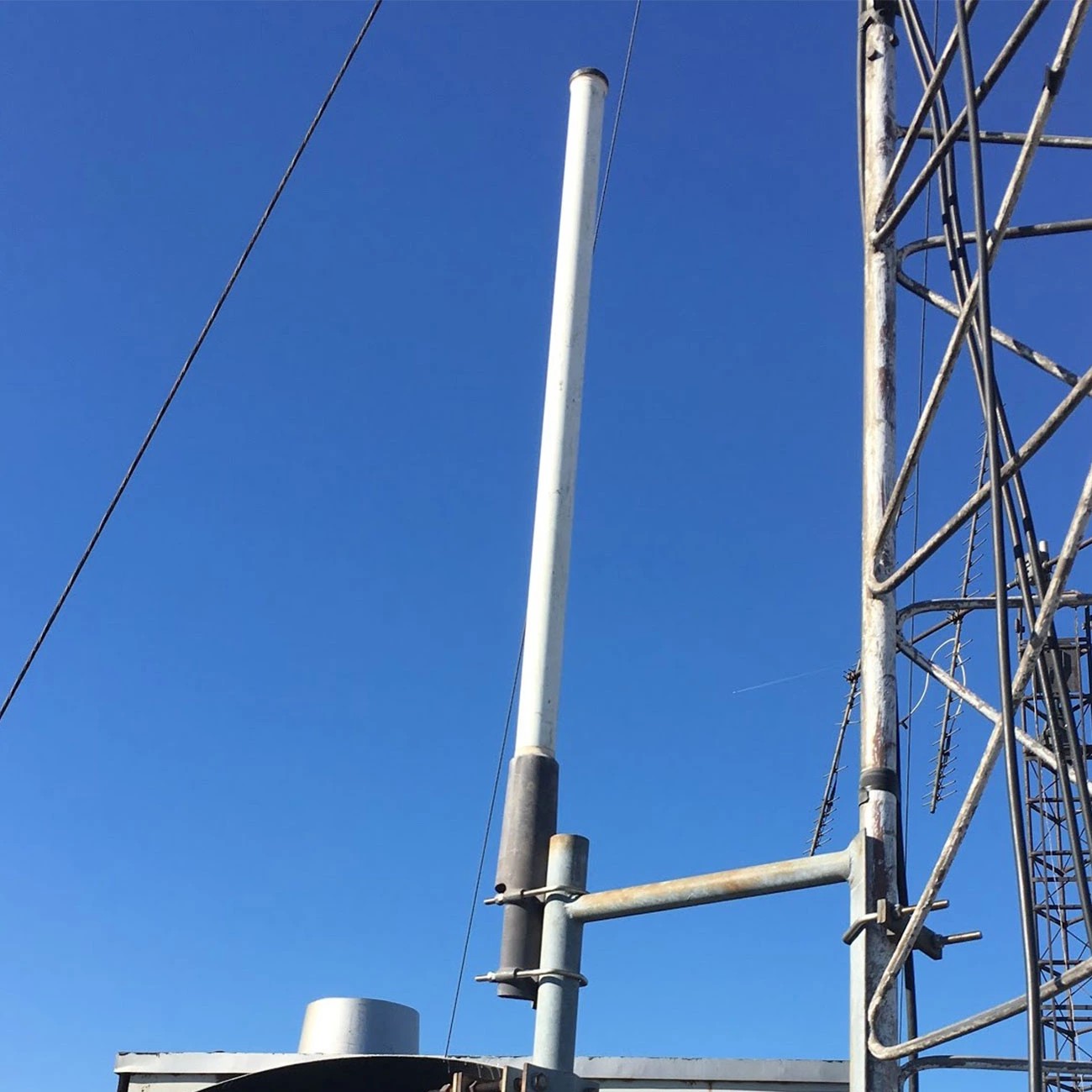Omni Fiberglass Base Station Antenna X5000 – Tri Band 144/430/1200MHz for Outdoor Use