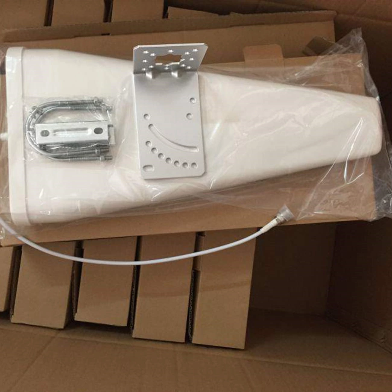 YL2-4G 2G/3G/4G/LTE/GSM Antenna – 698-2700MHz 12dBi LPDA Wideband Signal Booster Outdoor Directional Phone Antenna