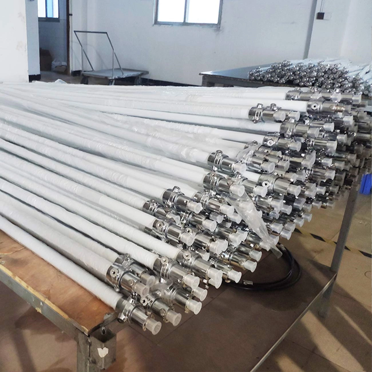 BF250U Omni-Directional Fiberglass Base Station Antenna – High Frequency 433/868MHz for Industrial/Remote Sensing Applications