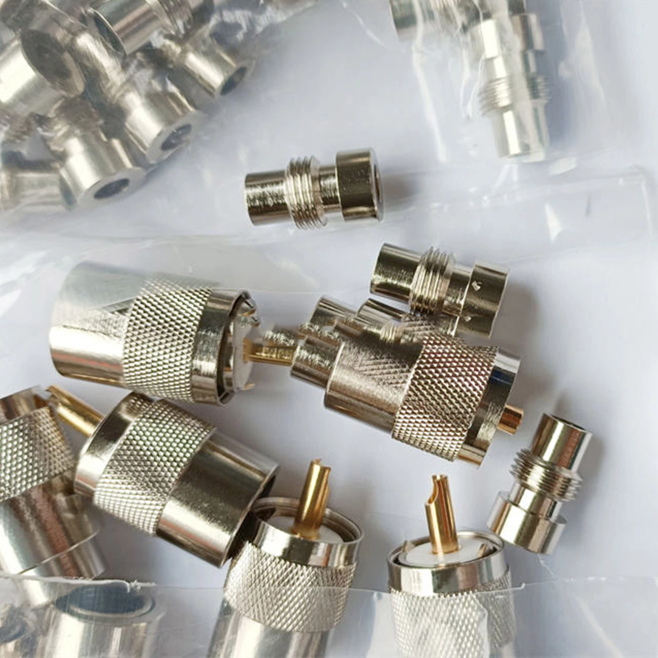 90 Degree Right Angle UHF Connector – PL259 (Male) to SO239 (Female) Coax Coaxial Adapter