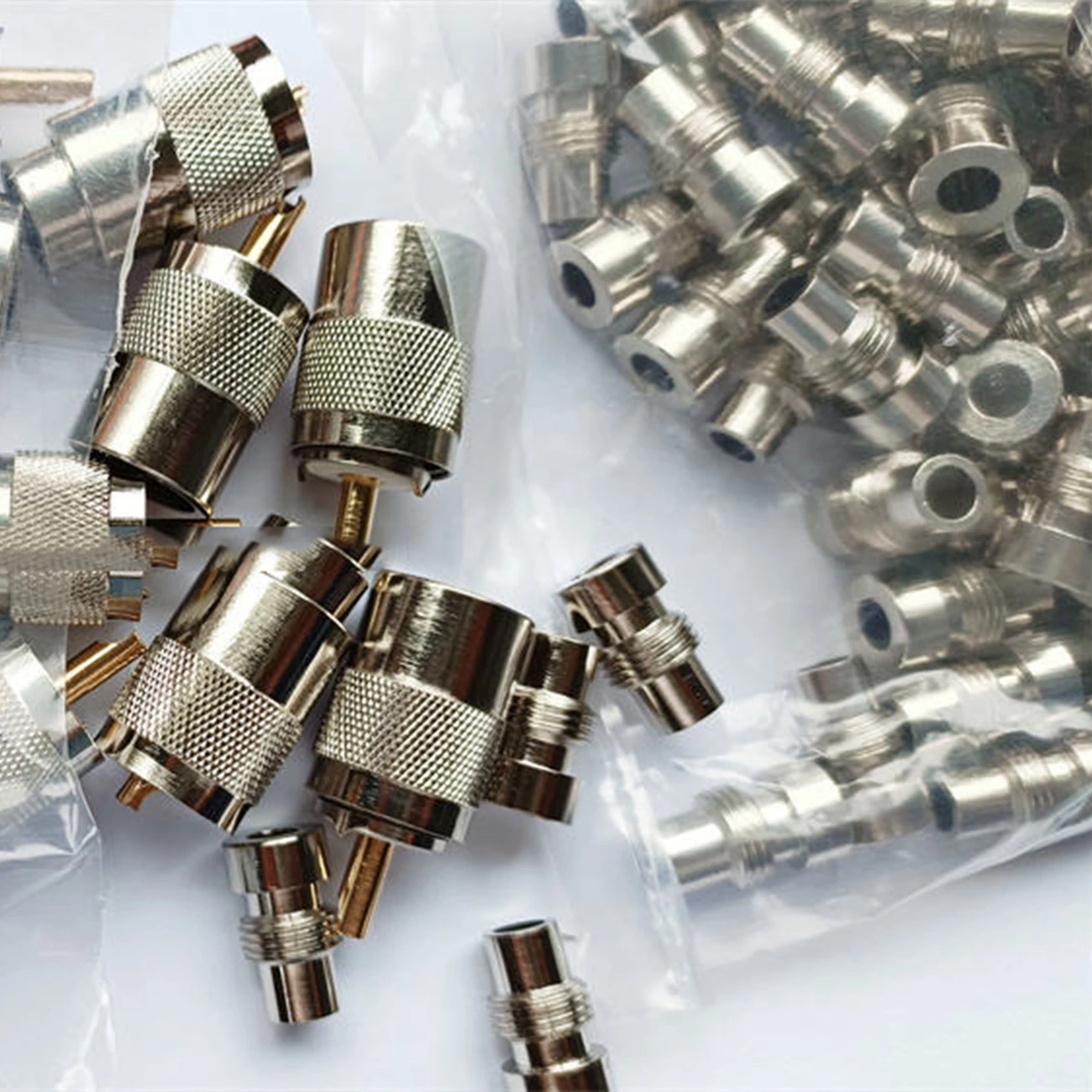 90 Degree Right Angle UHF Connector – PL259 (Male) to SO239 (Female) Coax Coaxial Adapter