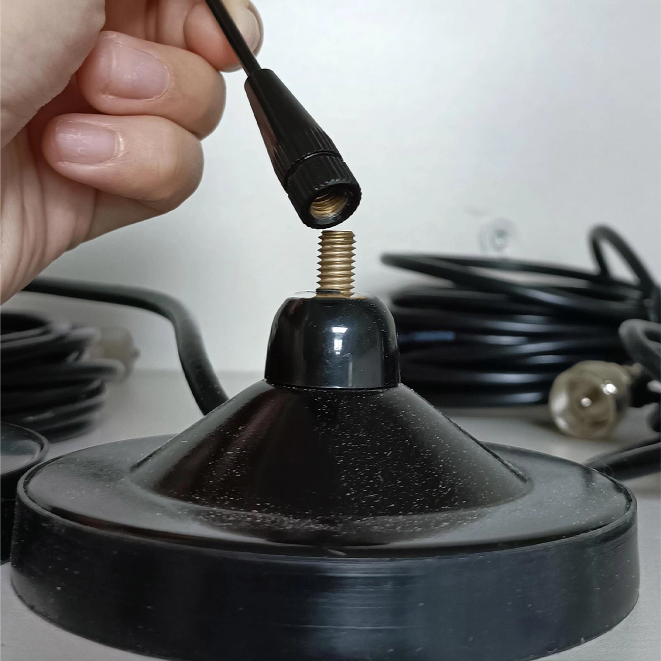 Portable 433/868MHz LoRa Signal Booster Antenna – 5.5dBi Gain with Magnet Base for Communication