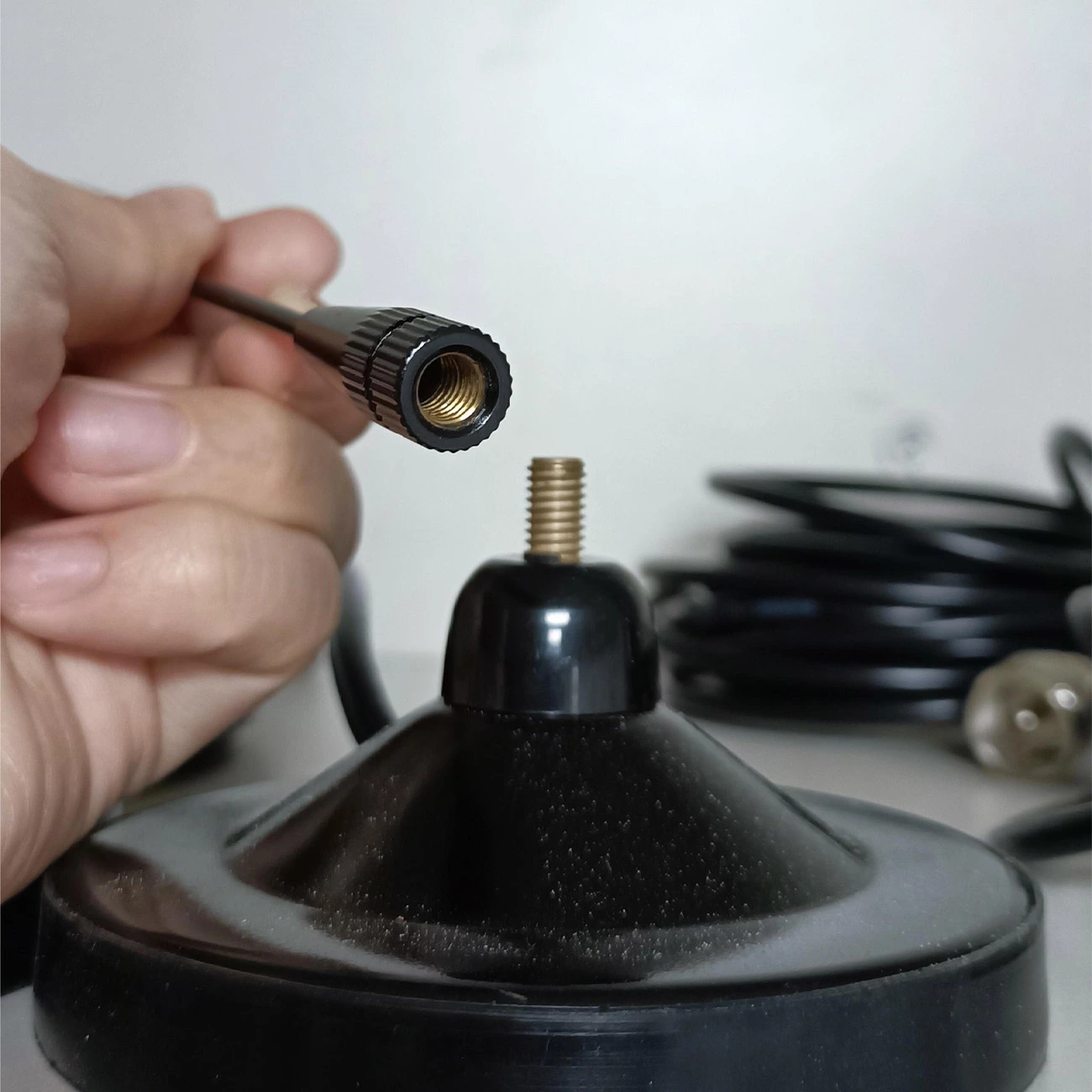Portable 433/868MHz LoRa Signal Booster Antenna – 5.5dBi Gain with Magnet Base for Communication