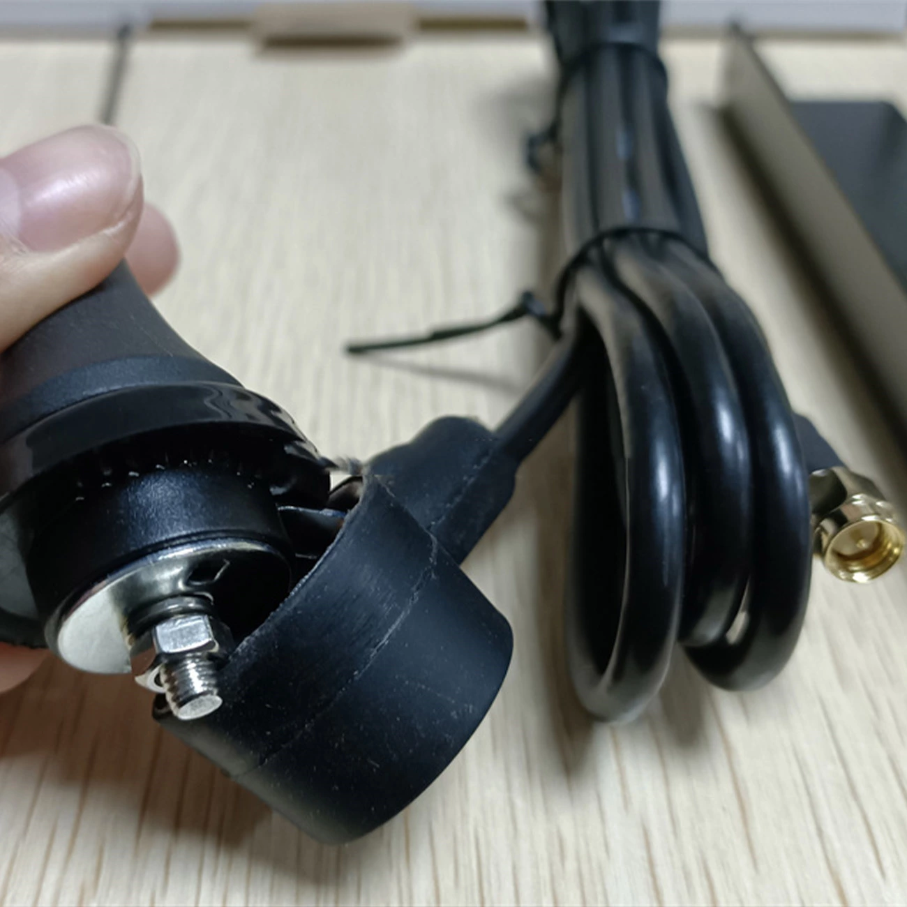 Omnidirectional LoRa Radio Antenna (433/868MHz) – Fine Workmanship, Magnetic Base & SMA/Custom Connector