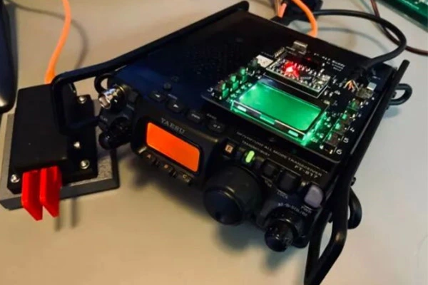 First Installation Experience of the Classic Vintage Yaesu FT-817 Control Display Board Easy Programming, the Key Chip Shines!