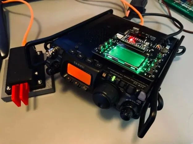 First Installation Experience of the Classic Vintage Yaesu FT-817 Control Display Board Easy Programming, the Key Chip Shines!